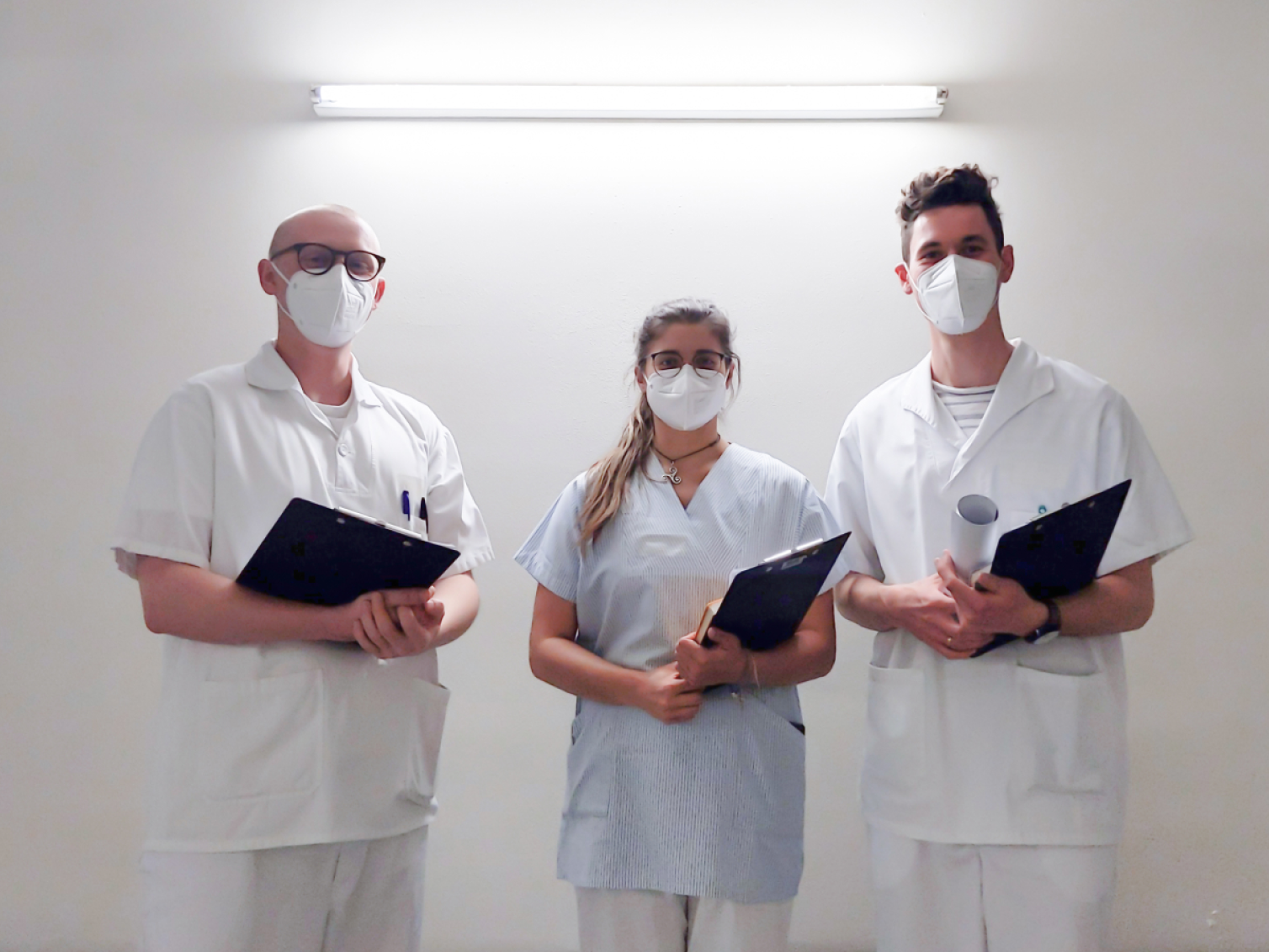Authors dressed in medical uniform during their observation in an emergency room